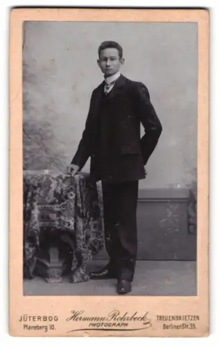 Fotografie Hermann Rohrbeck, Jüterbog, Planeberg 10, Herr Basemann in Anzug und Krawatte