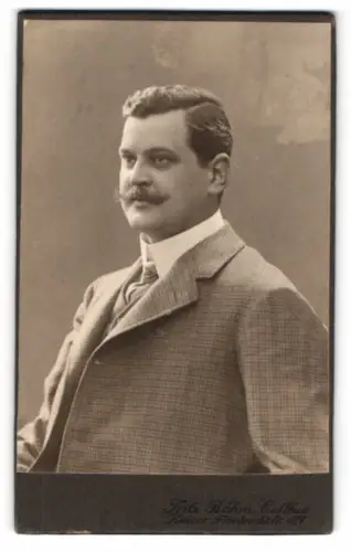 Fotografie Fritz Böhm, Cottbus, Kaiser Friedrichstr. 127, Hermann Krüger in kariertem Anzug