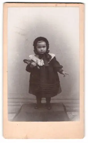 Fotografie unbekannter Fotograf und Ort, Grete im Alter von zwei Jahren