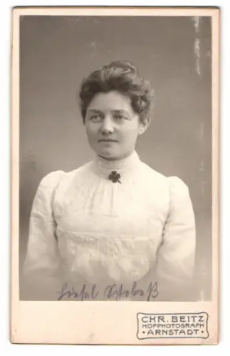 Fotografie Chr. Beitz, Arnstadt, Poststrasse, Liesel Schobess im weissen Kleid