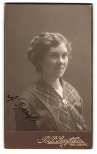 Fotografie B. P. Bengtsson, Trelleborg, A. Bergh lächelnd im Porträt