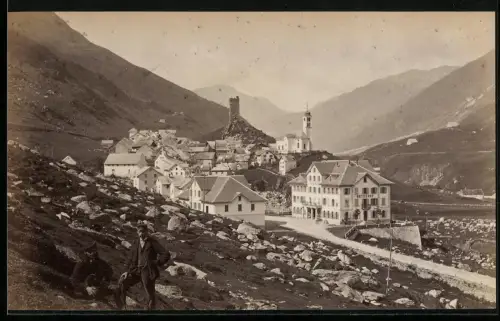 Fotografie unbekannter Fotograf, Ansicht Hospenthal, Eingang des Ortes mit Hotel Meyerhof