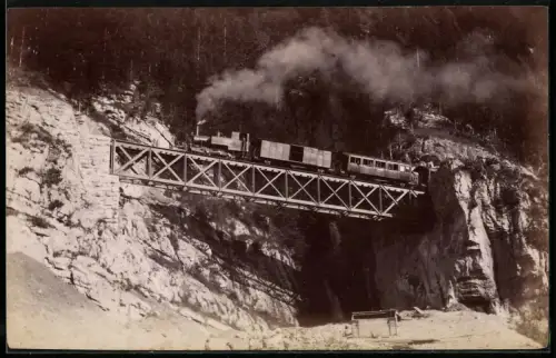 Fotografie unbekannter Fotograf und Ort, die Brünigbahn überquert eine Stahlbrücke