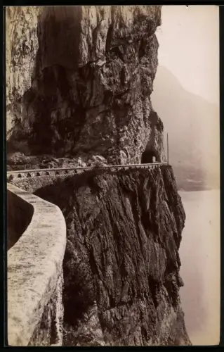Fotografie unbekannter Fotograf, Ansicht Flüelen, Teilansicht der Axenstrasse, route Axenstrasse