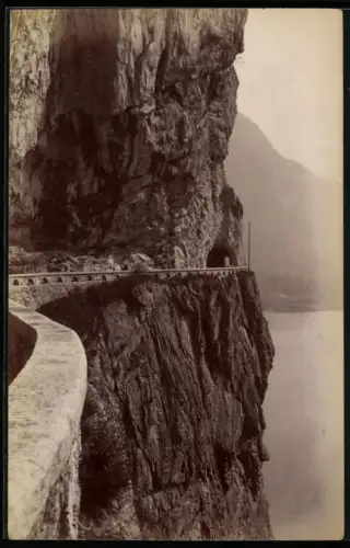 Fotografie unbekannter Fotograf, Ansicht Flüelen, Blick auf die Axenstrasse mit Tunnel