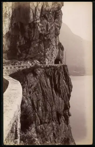 Fotografie unbekannter Fotograf, Ansicht Flüelen, Blick zum Tunnel der Axenstrasse