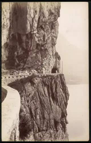 Fotografie unbekannter Fotograf, Ansicht Flüelen, Axenstrasse mit Tunnel und Teilansicht des Sees