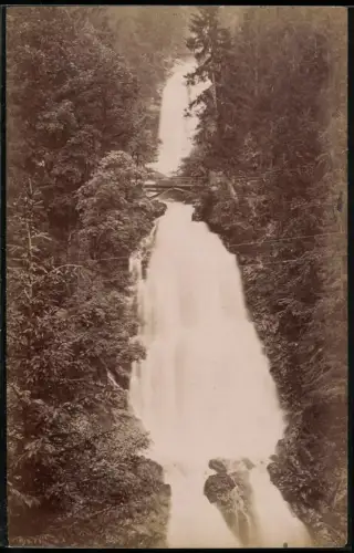 Fotografie unbekannter Fotograf, Ansicht Brienz, herabstürzende Wassermassen des Giessbachfall