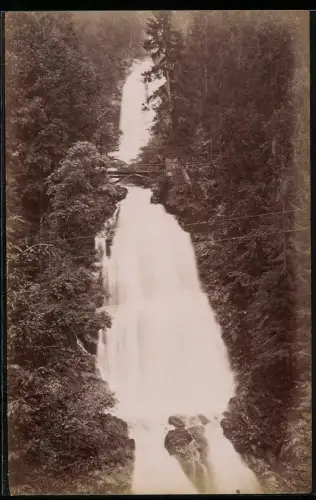 Fotografie unbekannter Fotograf, Ansicht Brienz, der Giessbach ergiesst sich gen Tal
