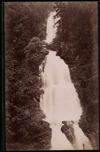 Fotografie unbekannter Fotograf, Ansicht Brienz, der Giessbachfall, Wasserfall