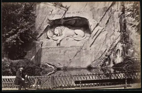 Fotografie unbekannter Fotograf, Ansicht Luzern, Mann auf Parkbank beim Luzerner Löwen Denkmal