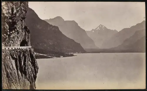 Fotografie unbekannter Fotograf, Ansicht Flüelen, Blick nach der Axenstrasse