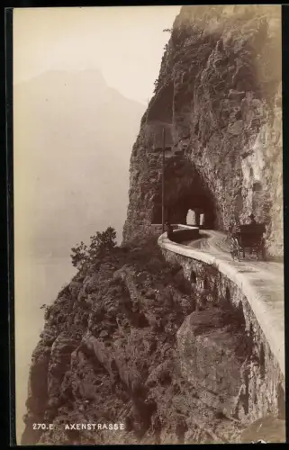 Fotografie unbekannter Fotograf, Ansicht Flüelen, Pferdekutsche Einspänner am Tunnel der Axenstrasse
