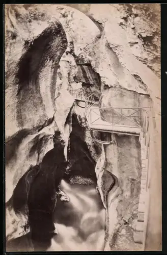 Fotografie unbekannter Fotograf, Ansicht Vernayaz, Holzwandersteg in der Trientschlucht, Gorges du Trient