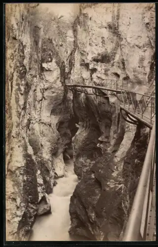 Fotografie unbekannter Fotograf, Ansicht Vernayaz, Gorged du Trient, Trientschlucht mit Holzweg
