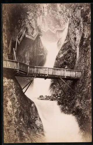 Fotografie unbekannter Fotograf, Ansicht Les Valettes, Gorges du Durnand, Durnandschlucht mit Holzbrücke
