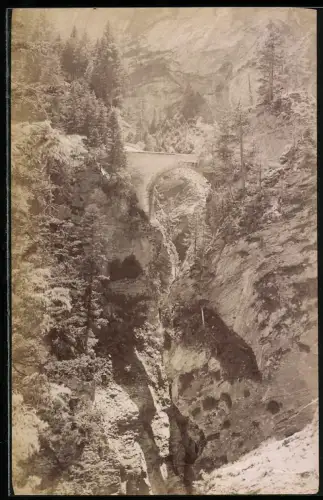 Fotografie unbekannter Fotograf, Ansicht Thusis, Viamala Schlucht mit Brücke