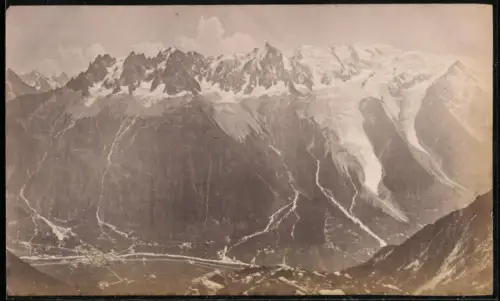 Fotografie unbekannter Fotograf, Ansicht Sallanches, Blick auf die Berge mit Ort im tal