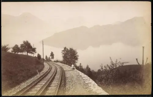 Fotografie unbekannter Fotograf, Ansicht Rigi, Bahngleise auf den Rigiberg