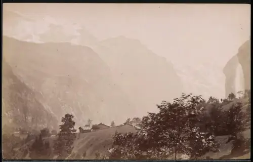 Fotografie unbekannter Fotograf, Ansicht Lauterbrunnen, Teilansicht des Ortes mit dem Staubachfall
