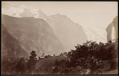 Fotografie unbekannter Fotograf, Ansicht Lauterbrunnen, Bergpanorama mit dem Staubachfall