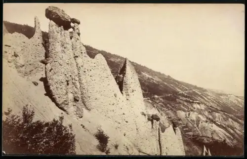 Fotografie unbekannter Fotograf, Ansicht Evolene, Pyramides d`Evolene