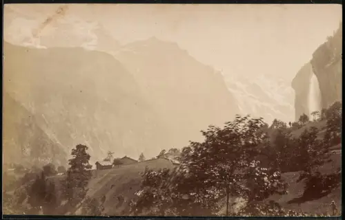 Fotografie unbekannter Fotograf, Ansicht Lauterbrunnen, Valleé de Lauterbrunnen mit Staubachfall