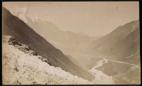 Fotografie unbekannter Fotograf, Ansicht Chamonix, Blick vom Gletscher in das Tal