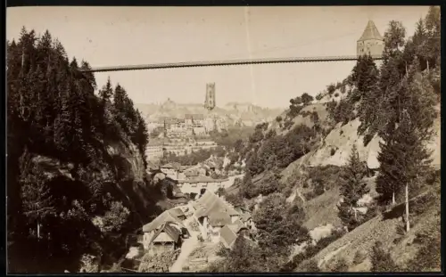 Fotografie unbekannter Fotograf, Ansicht Fribourg, Blick nach dem Ort mit Brücke