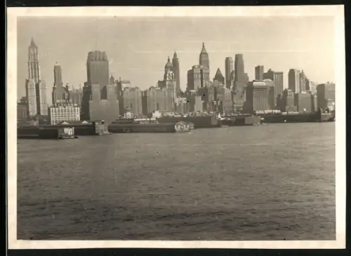 8 Fotografien Ansicht New York City, Amerikaner auf der Mauretania blicken zur Skyline zum Abschied, 1947