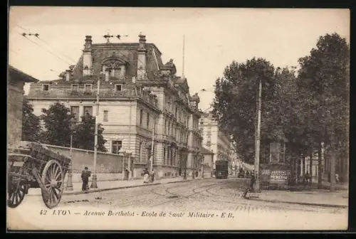 AK Lyon, Avenue Berthelot, Ecole de Santé Militaire, Strassenbahn