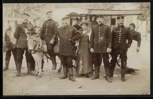 Foto-AK Lockstedter Lager, Soldaten in Uniformen mit einem Esel