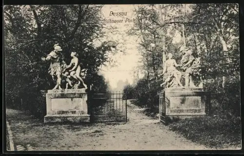 AK Dessau, Eingang Hühnauer Park mit Skulpturen