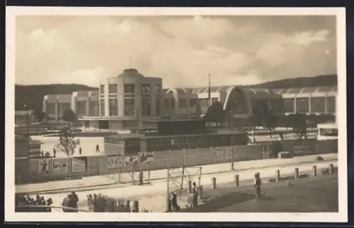 AK Brünn, Ausstellungshalle mit Nebengebäuden u. Strasse aus der Vogelschau