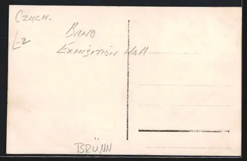 AK Brünn, Ausstellungshalle mit Nebengebäuden u. Strasse aus der Vogelschau