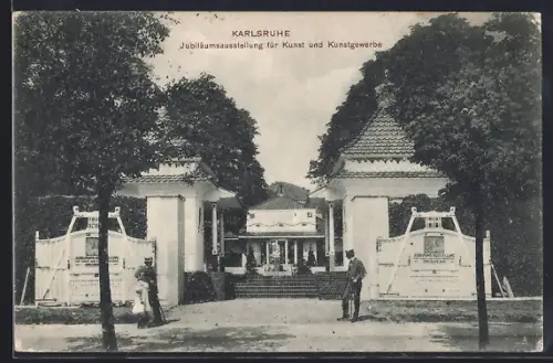 AK Karlsruhe, Badische Jubiläums-Ausstellung für Kunst und Kunstgewerbe, Eingang zum Ausstellungsgelände mit Besuchern
