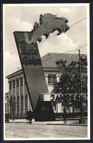 AK Dresden, Jahresschau 1935, Der Rote Hahn, Haupteingang mit Strasse