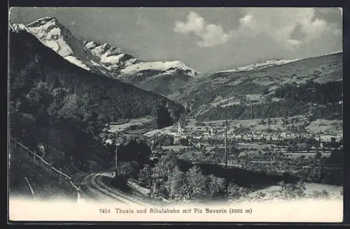 AK Thusis, Ortsansicht mit Albulabahn und Piz Beverin