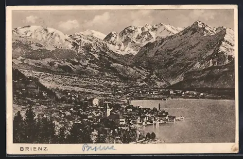 AK Brienz, Ortsansicht mit Bergpanorama