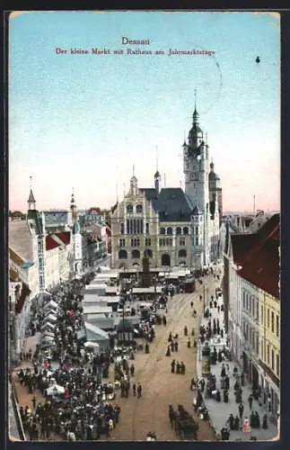 AK Dessau, Kleiner Markt mit Rathaus am Jahrmarktstage