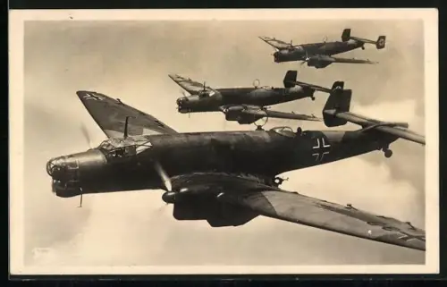 AK Eine Kette zweimotoriger Kampfflugzeuge Junkers JU 86 K über den Wolken