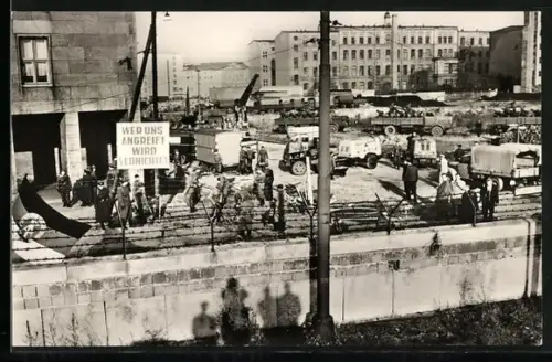 AK Berlin, Blick in die Wilhelmstrasse, DDR Soldaten mit Lastwagen, Wer uns angreift wird vernichtet Schild