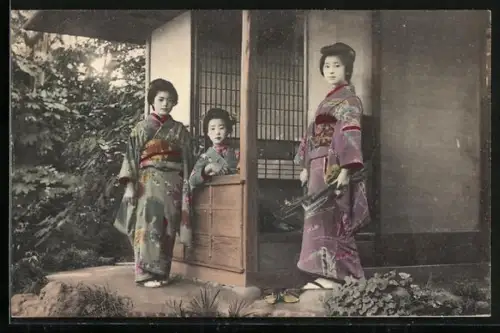 AK Drei Japanerinnen in Komonos vor einer Veranda