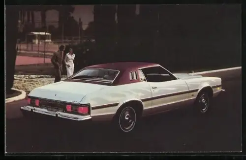 AK Paar steht am 1976 Elite, 2-Dr Hardtop