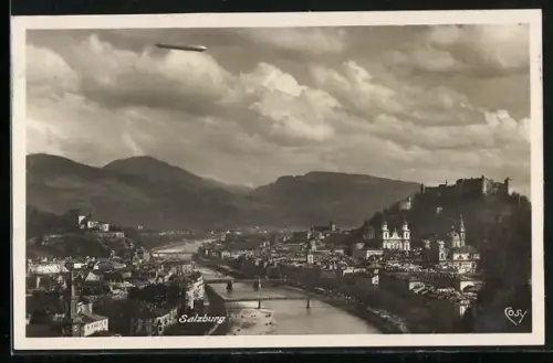 AK Salzburg, Graf Zeppelin über der Stadt gesehen von Mulln
