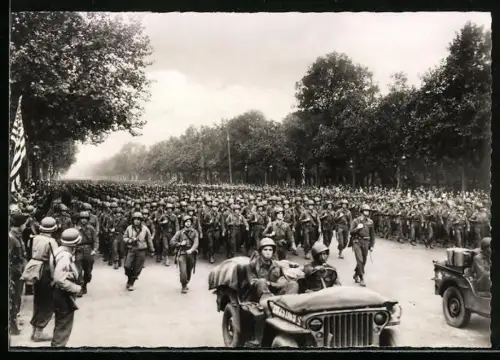 AK Paris, Libération, L`Infanterie américaine défile aus Champs-Elysées