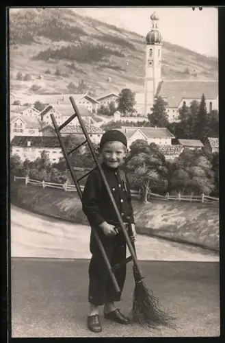 AK Kleiner Schornsteinfeger mit Leiter und Besen