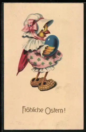 AK Osterküken mit Haube und einem blauen Osterei, fröhliche Ostern