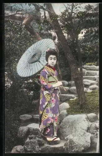 AK Japanische Volkstypen, Mädchen in Tracht einer Geisha mit Papierschirm