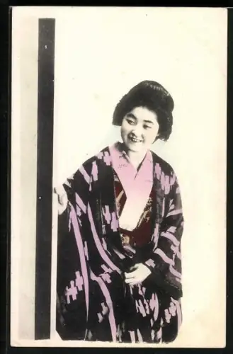 AK Lächelnde Japanerin im Kimono